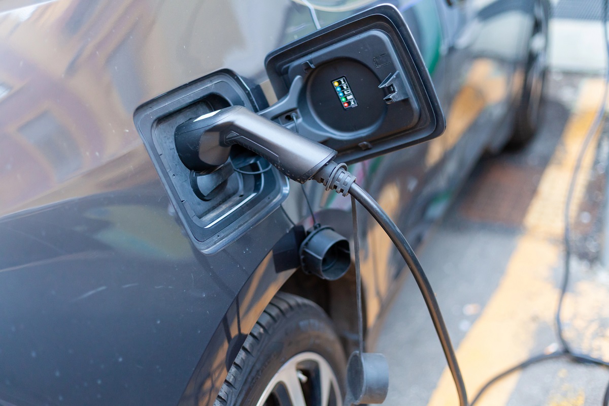 Clonazione card per ricaricare l’auto elettrica, nuovo fenomeno criminale. Cosa è successo?