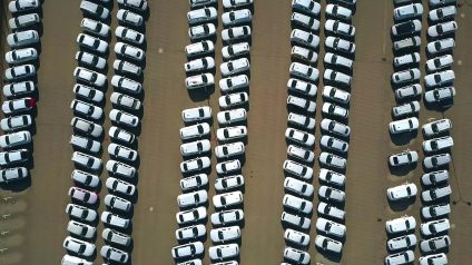 Rinnovabili • Più auto elettriche che a benzina in Europa: sorpasso storico. Italia boom con +77% sul 2025