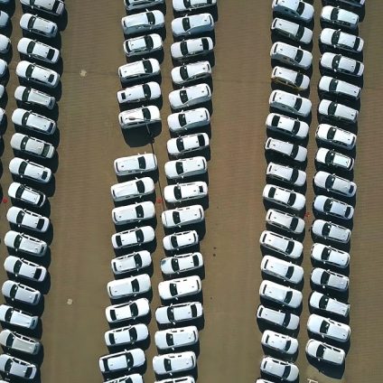 Rinnovabili • Più auto elettriche che a benzina in Europa: sorpasso storico. Italia boom con +77% sul 2025