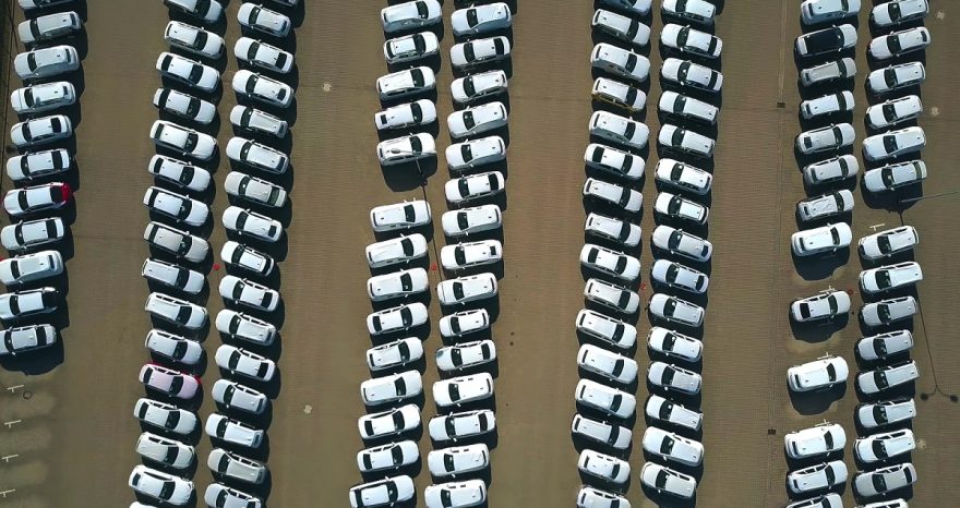 Rinnovabili • Più auto elettriche che a benzina in Europa: sorpasso storico. Italia boom con +77% sul 2025