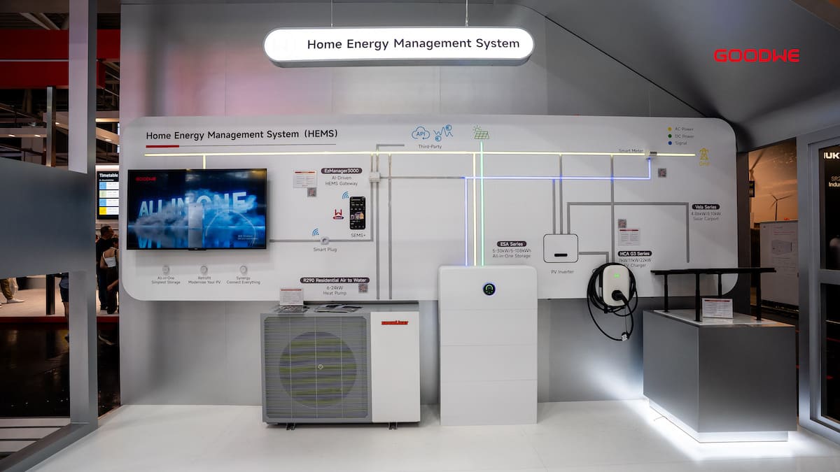 GoodWe ha presentato la sua soluzione residenziale completa con al centro il sistema All-in-One della serie ESA, integrato con pompa di calore, caricabatterie per veicoli elettrici (EV-charger) e pensilina solare (carport), il tutto connesso tramite l'Home Energy Management System dell'azienda