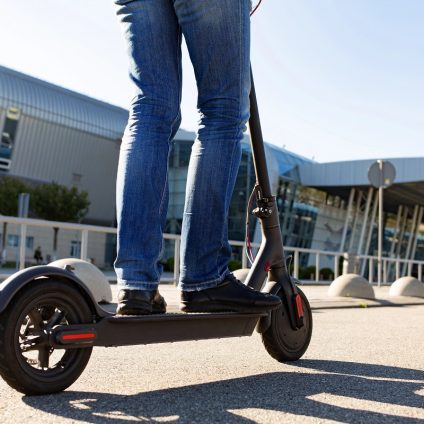 Rinnovabili • Monopattino elettrico diventa adulto: obbligo di assicurazione, casco e targa
