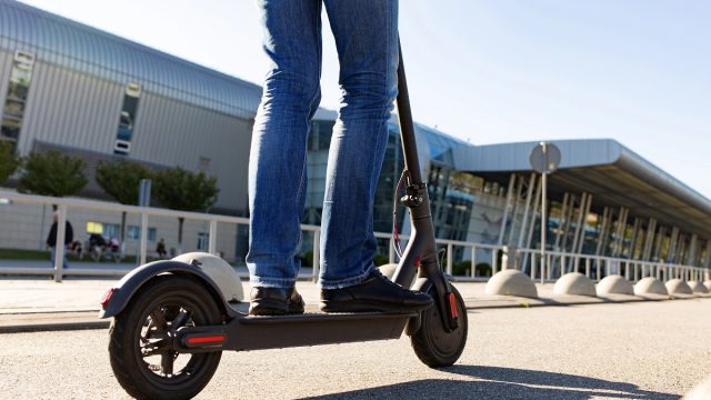 Rinnovabili • Monopattino elettrico diventa adulto: obbligo di assicurazione, casco e targa
