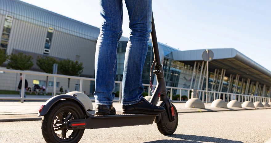 Rinnovabili • Monopattino elettrico diventa adulto: obbligo di assicurazione, casco e targa