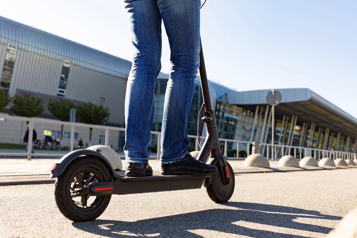 Rinnovabili • Monopattino elettrico diventa adulto: obbligo di assicurazione, casco e targa