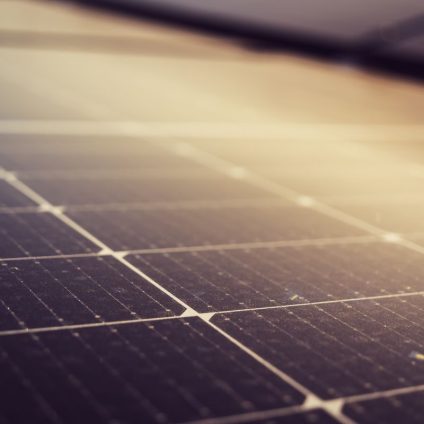 Rinnovabili • Perovskiti, verso il 30% d’efficienza con le celle solari a tripla giunzione stabili