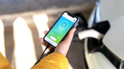Rinnovabili • Le auto elettriche? Ci salveranno. In Cina usate per ricaricare cellulari dopo il blackout da inondazioni