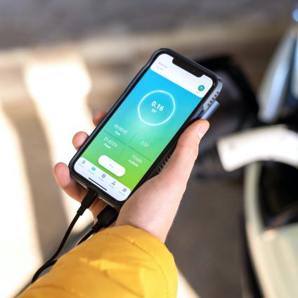 Rinnovabili • Le auto elettriche? Ci salveranno. In Cina usate per ricaricare cellulari dopo il blackout da inondazioni