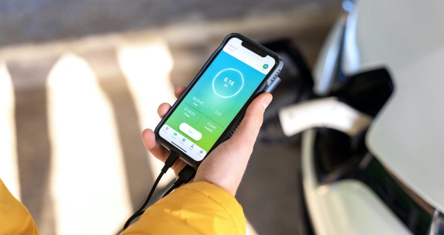 Rinnovabili • Le auto elettriche? Ci salveranno. In Cina usate per ricaricare cellulari dopo il blackout da inondazioni