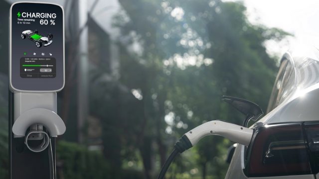 Rinnovabili • Ondate di calore e colonnine: 5 consigli per ricaricare l'auto elettrica in estate