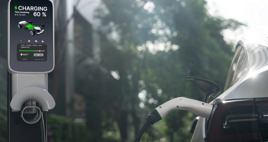 Rinnovabili • Ondate di calore e colonnine: 5 consigli per ricaricare l'auto elettrica in estate