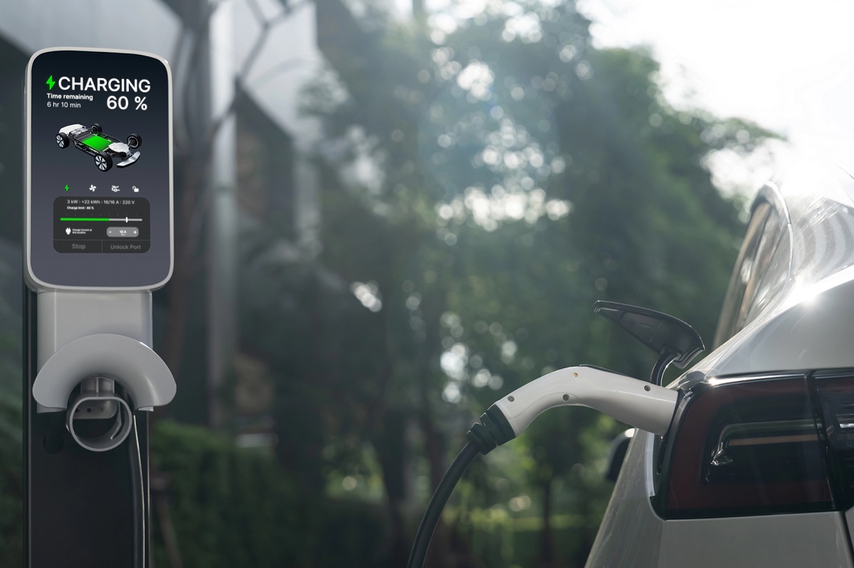 Ondate di calore e colonnine: 5 consigli per ricaricare l’auto elettrica in estate