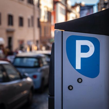Rinnovabili • Strisce blu a Roma? Si pagano con lo smartphone. Prove di modernità nella Capitale