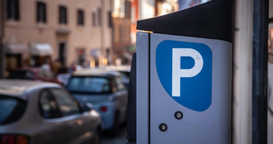 Rinnovabili • Strisce blu a Roma? Si pagano con lo smartphone. Prove di modernità nella Capitale