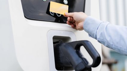 Rinnovabili • Clonazione card ricarica dell'auto elettrica: vi spieghiamo come difendersi. E quali sono i metodi più sicuri