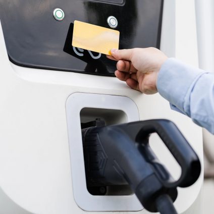 Rinnovabili • Clonazione card ricarica dell'auto elettrica: vi spieghiamo come difendersi. E quali sono i metodi più sicuri