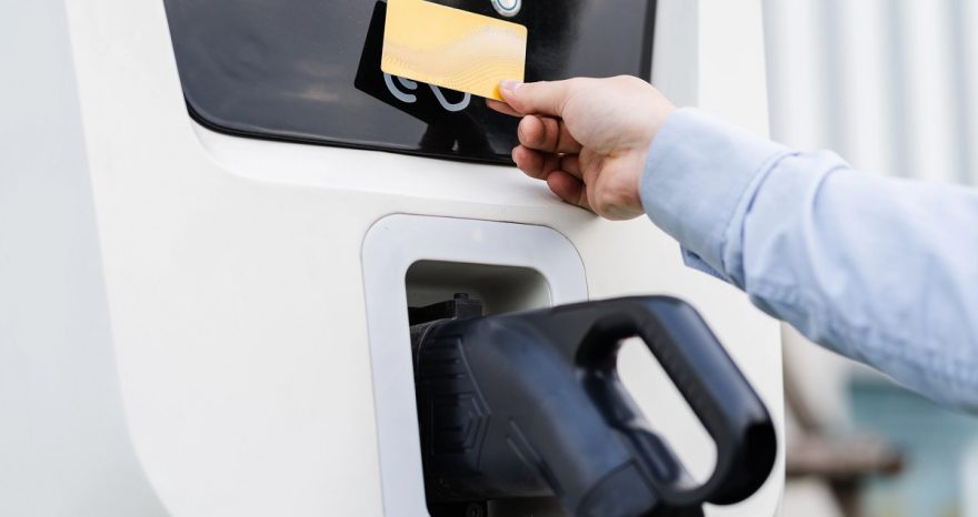 Rinnovabili • Clonazione card ricarica dell'auto elettrica: vi spieghiamo come difendersi. E quali sono i metodi più sicuri