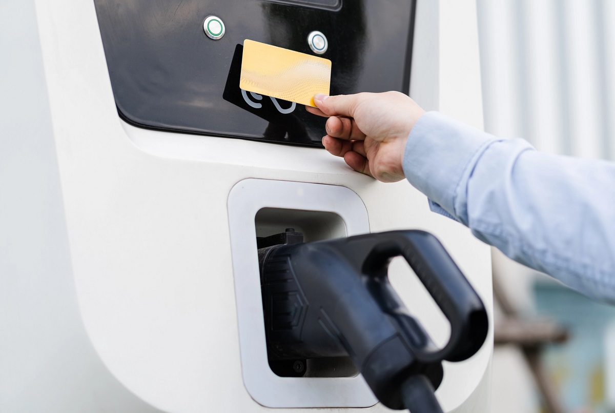 Clonazione card ricarica auto elettrica: vi spieghiamo come difendersi. E quali sono i metodi più sicuri