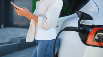 Rinnovabili • Oltre il barile, con l'auto elettrica si risparmiano 12 miliardi di euro. E siamo più 