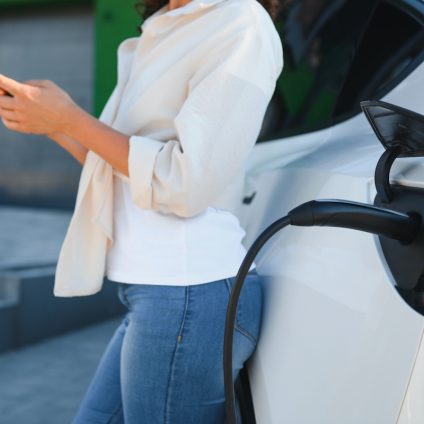 Rinnovabili • Oltre il barile, con l'auto elettrica si risparmiano 12 miliardi di euro. E siamo più 