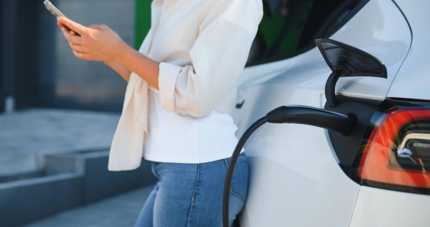 Rinnovabili • Oltre il barile, con l'auto elettrica si risparmiano 12 miliardi di euro. E siamo più 