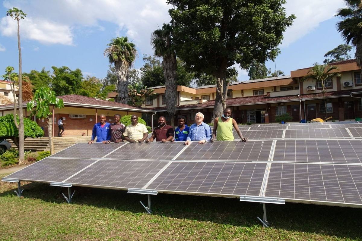 Non c’è cura senza energia, le rinnovabili sono la soluzione per l’assistenza sanitaria in Africa