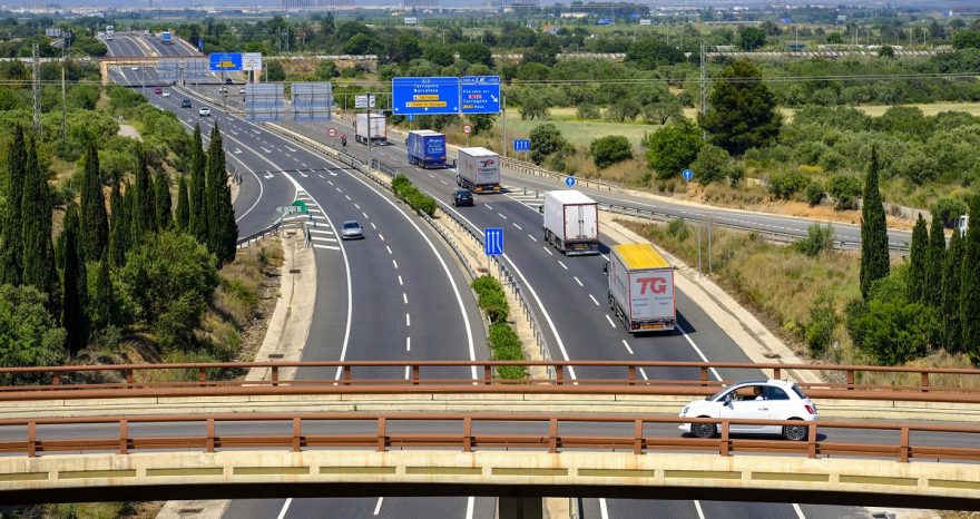 Rinnovabili • Caro carburanti, 1,8 miliardi di euro bruciati per il pieno per le vacanze. Quanto costa un pieno?