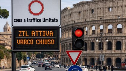 Rinnovabili • Ztl Roma, dopo il divieto alle auto elettriche, controlli sempre più severi. Ecco cosa cambia dal 2027
