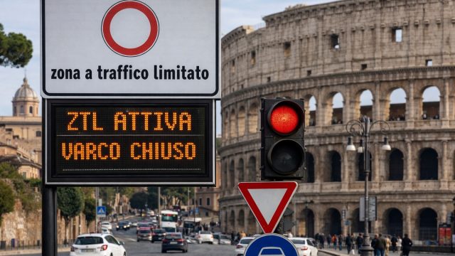 Rinnovabili • Ztl Roma, dopo il divieto alle auto elettriche, controlli sempre più severi. Ecco cosa cambia dal 2027
