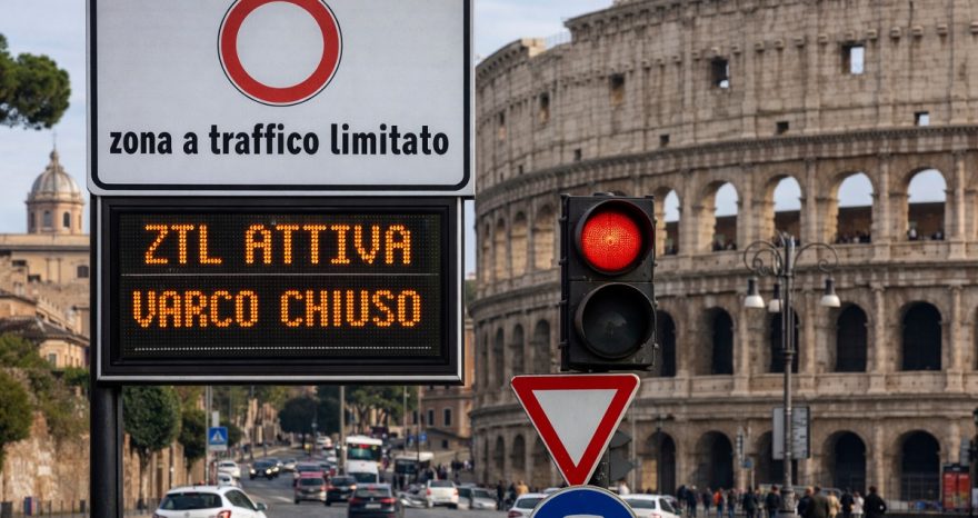 Rinnovabili • Ztl Roma, dopo il divieto alle auto elettriche, controlli sempre più severi. Ecco cosa cambia dal 2027