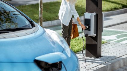 Rinnovabili • Auto elettrica, l’Europa cambia le regole. Ma la vera svolta sarà renderla semplice per tutti