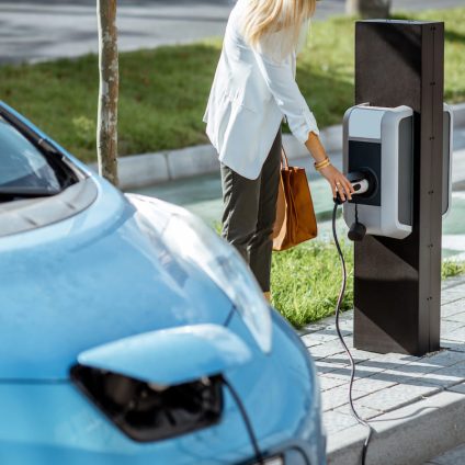 Rinnovabili • Auto elettrica, l’Europa cambia le regole. Ma la vera svolta sarà renderla semplice per tutti