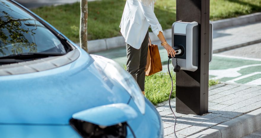 Rinnovabili • Auto elettrica, l’Europa cambia le regole. Ma la vera svolta sarà renderla semplice per tutti