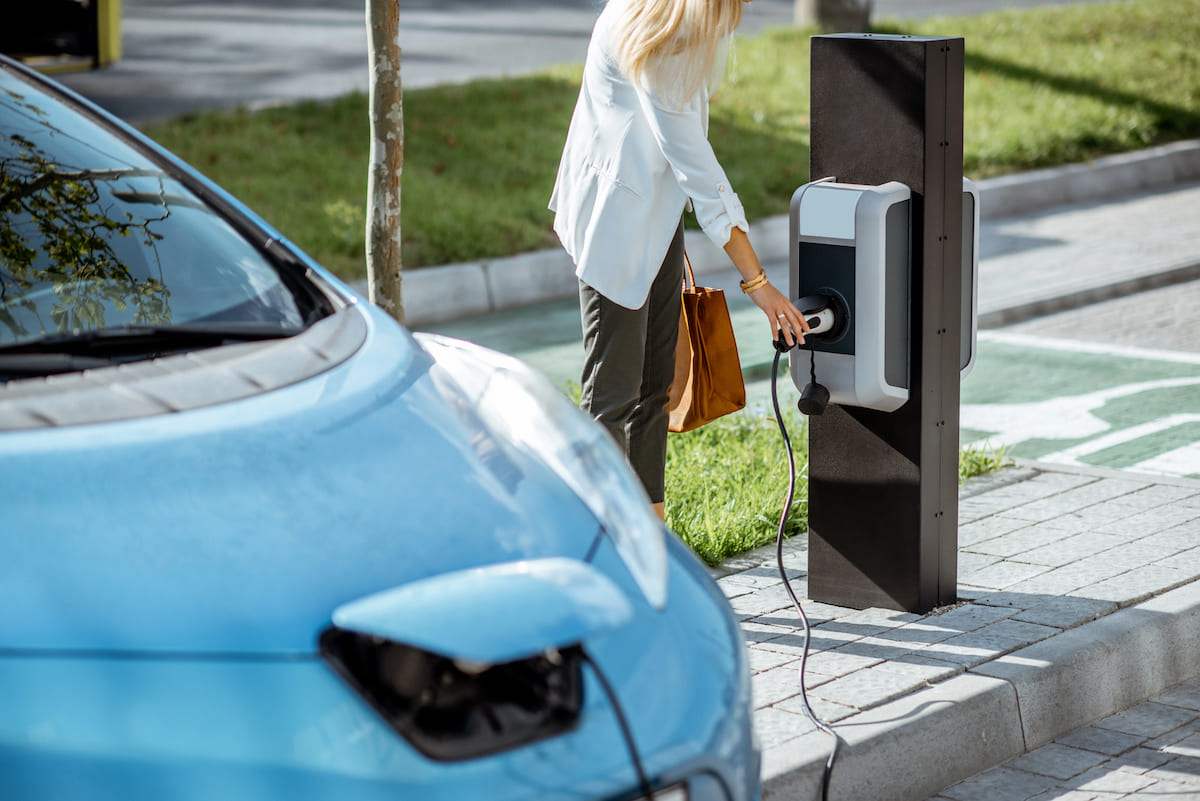 Auto elettrica, l’Europa cambia le regole. Ma la vera svolta sarà renderla semplice per tutti