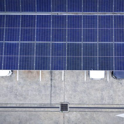 Rinnovabili • Installare fotovoltaico sui parcheggi o a terra? Non sono scelte esclusive