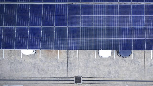 Rinnovabili • Installare fotovoltaico sui parcheggi o a terra? Non sono scelte esclusive