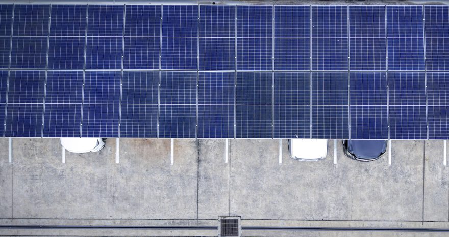 Rinnovabili • Installare fotovoltaico sui parcheggi o a terra? Non sono scelte esclusive