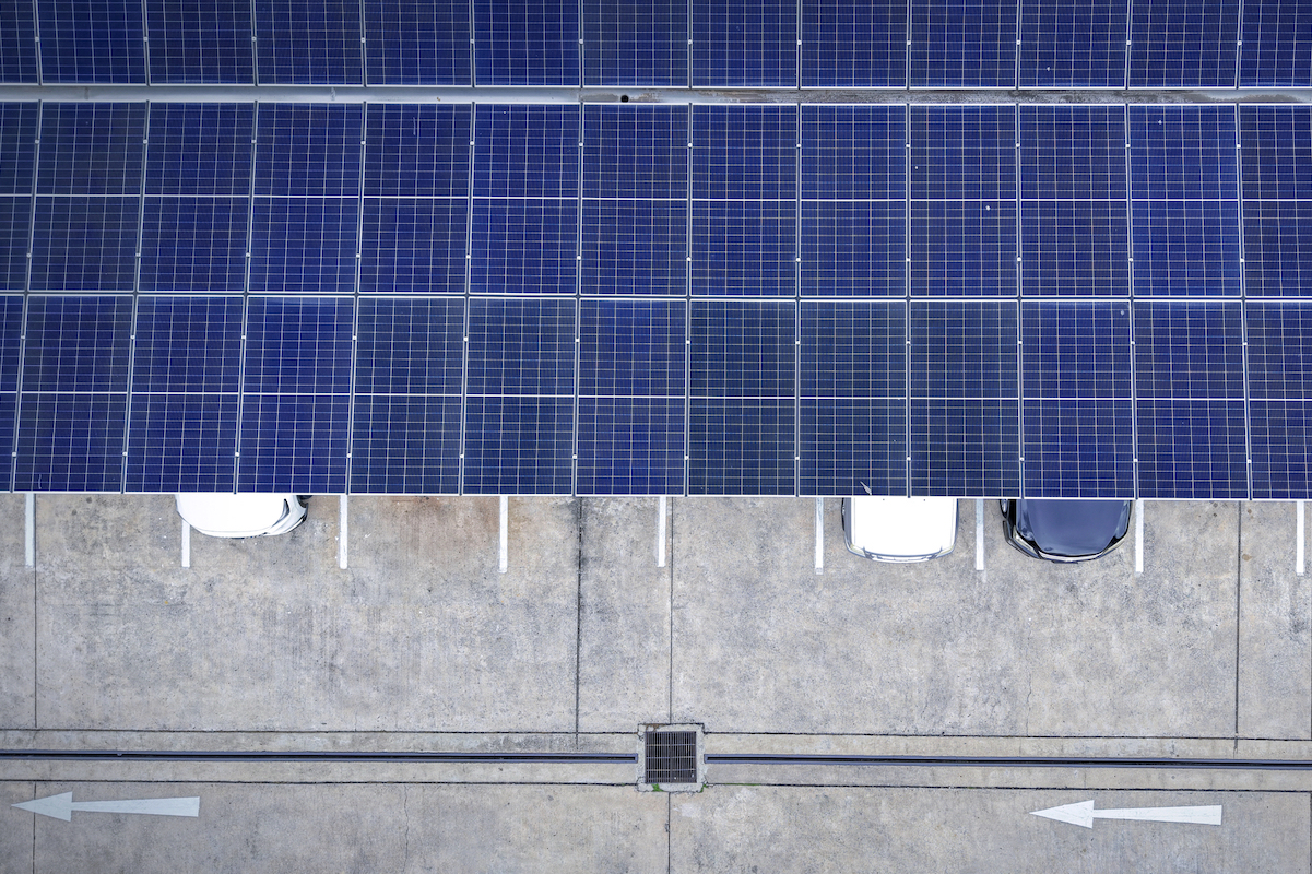 Rinnovabili • Installare fotovoltaico sui parcheggi o a terra? Non sono scelte esclusive