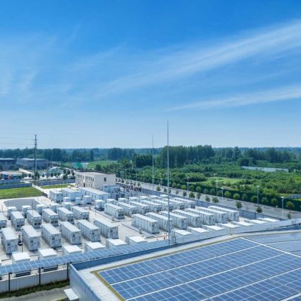 Rinnovabili • Cina, fabbriche di batterie: sospese le nuove autorizzazioni
