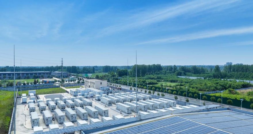 Rinnovabili • Cina, fabbriche di batterie: sospese le nuove autorizzazioni