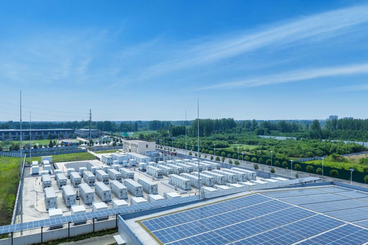 Rinnovabili • Cina, fabbriche di batterie: sospese le nuove autorizzazioni