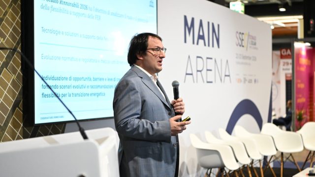 Rinnovabili • Studio AGICI: «Con le batterie industriali ROI oltre il 9%, ma per spingere i 122 GWh serve stabilità»