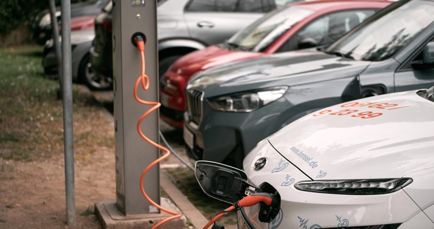 Rinnovabili • Auto elettrica: le 5 caratteristiche standard per ogni BEV che si rispetti