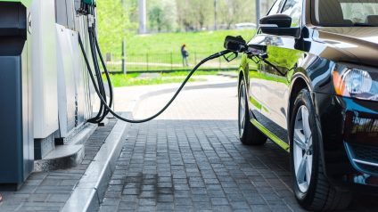 Rinnovabili • Auto elettrica si o no? Il prezzo non è più la scusa. Conviene più della benzina