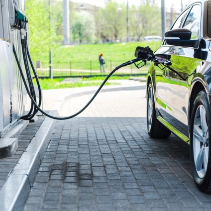 Rinnovabili • Auto elettrica si o no? Il prezzo non è più la scusa. Conviene più della benzina