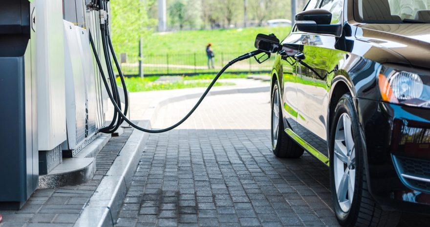 Rinnovabili • Auto elettrica si o no? Il prezzo non è più la scusa. Conviene più della benzina