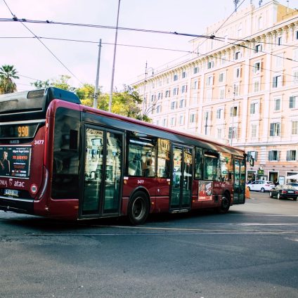 Rinnovabili • Trasporto pubblico: a Roma si viaggia a 1km orario