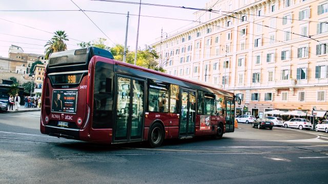 Rinnovabili • Trasporto pubblico: a Roma si viaggia a 1km orario