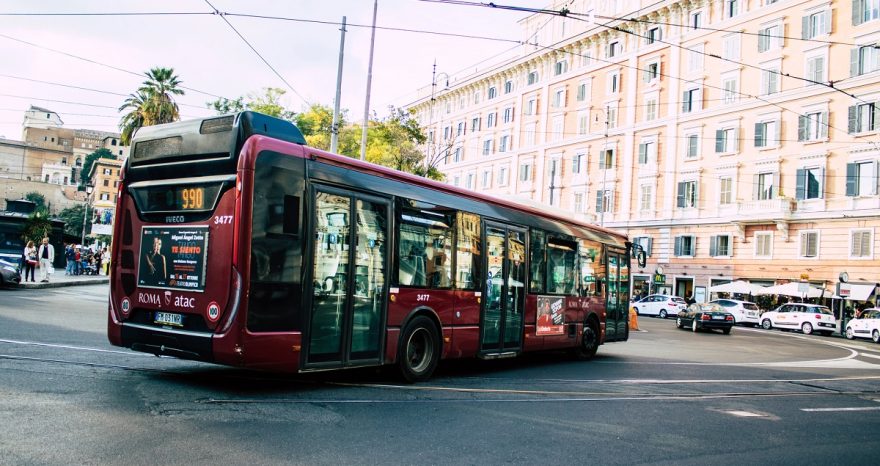 Rinnovabili • Trasporto pubblico: a Roma si viaggia a 1km orario