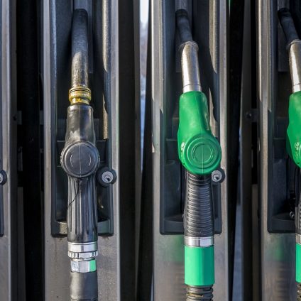 Rinnovabili • Caos carburanti. Buon esempio di Eni e IP, ma l'Ue non offre soluzioni. Ognuno faccia per sè. Possibile?